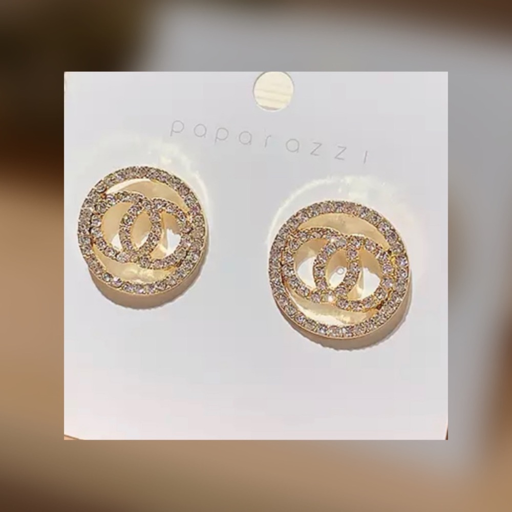 Round stud earrings